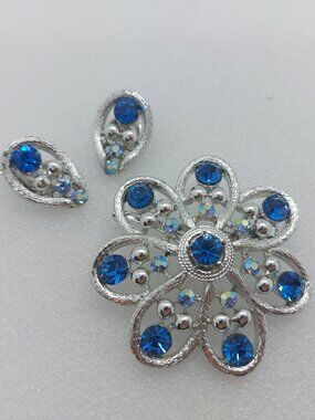 Vintage Silver Tone Coro Brooch / Pin With Clip On Earrings Blue Rhinestones